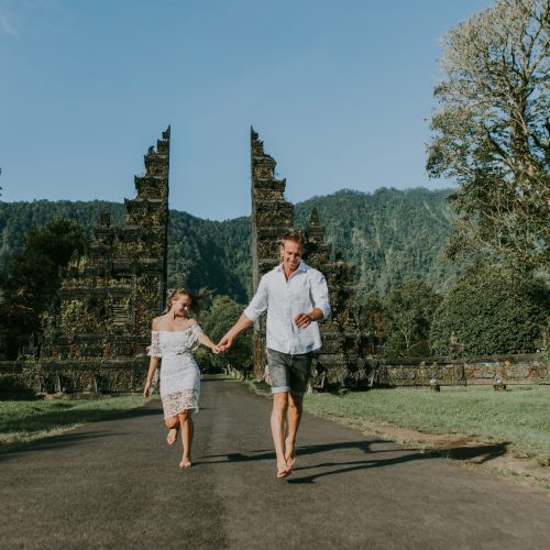 couple-at-handara-gate-bali.jpg